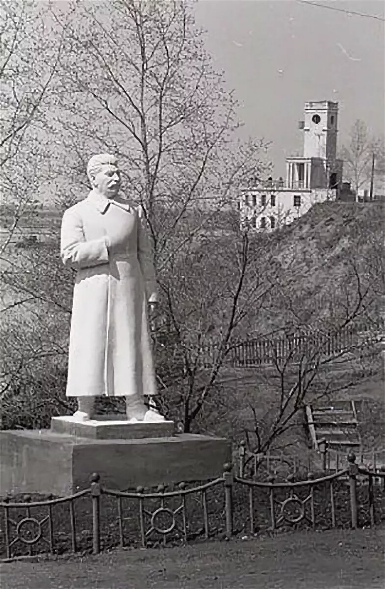 Памятник сталину в вологде фото Воинствующий дилетантизм - враг исторической памяти Память Хабаровска Дзен