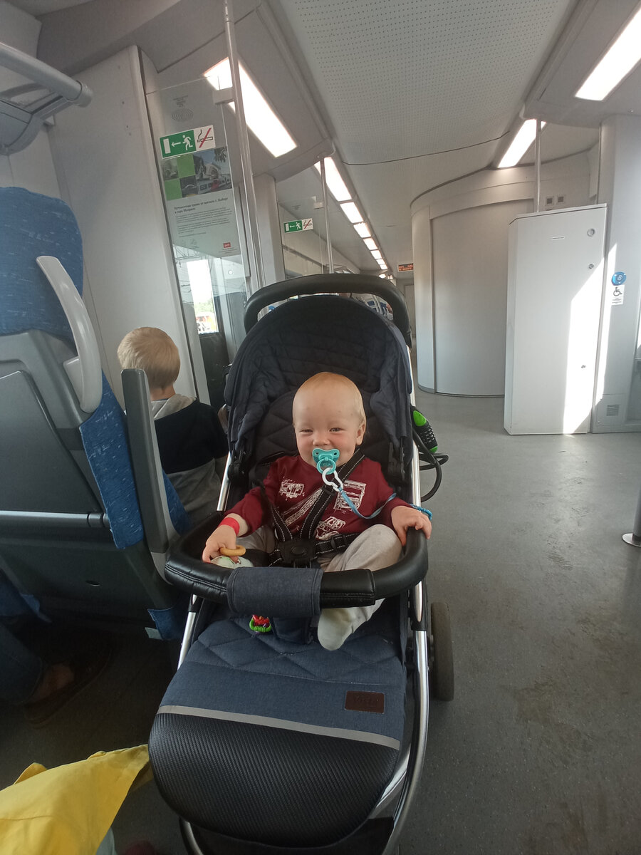 Фото сделано в электричке-Ласточке. Здесь много места, а полукруглая дверь на заднем плане - это туалетная комнатка. 