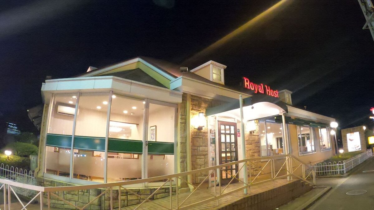 Здание ресторана в ночное время