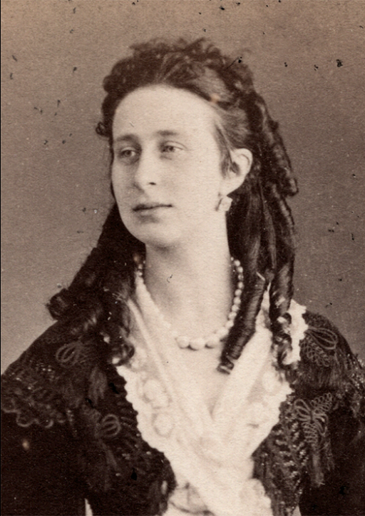 Великая княгиня Алекса́ндра Ио́сифовна, урождённая Александра Саксен-Альтенбургская (1830-1911). Фото взято из Википедии. 