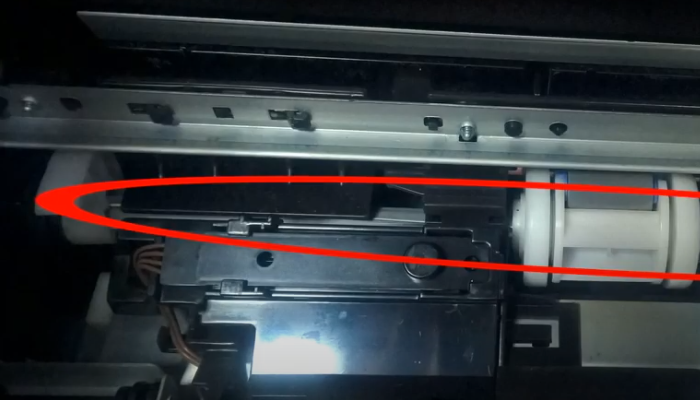 Фото 4. Выгнутая ось ролика захвата бумаги справа