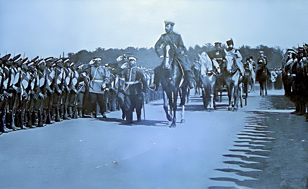 Российский император Николай II лично инспектирует войска перед отправкой на фронт.