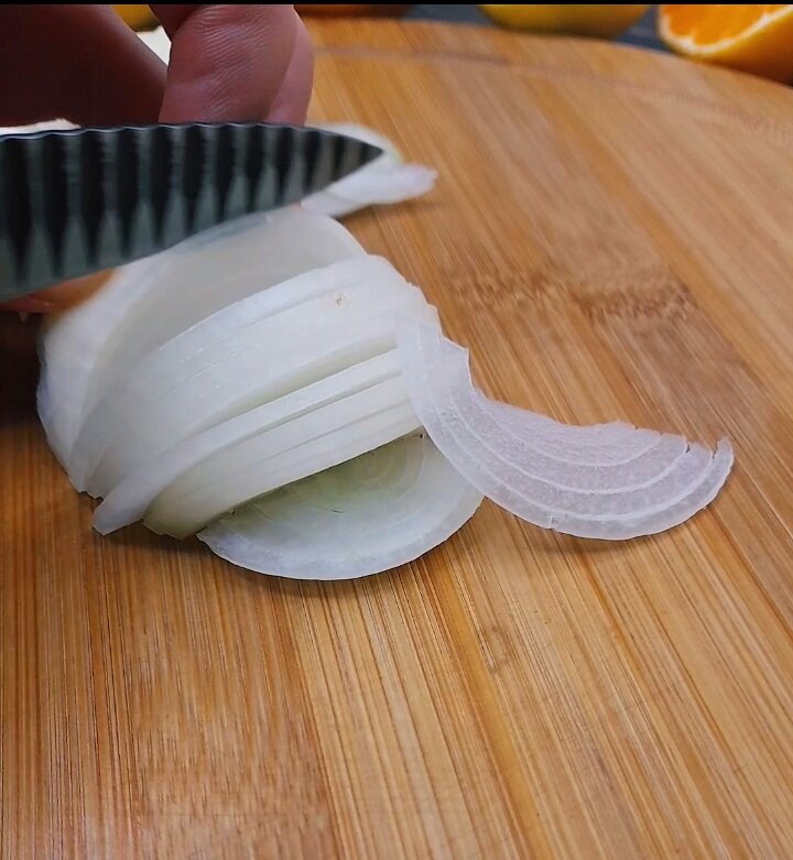 Нарезаем лук репчатый полукольца(лучок тоже замаринуется и будет очень вкусным)