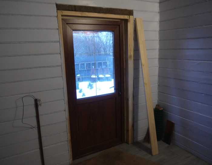 Окосячка дверей в деревянном доме, обсада окосячка дверей