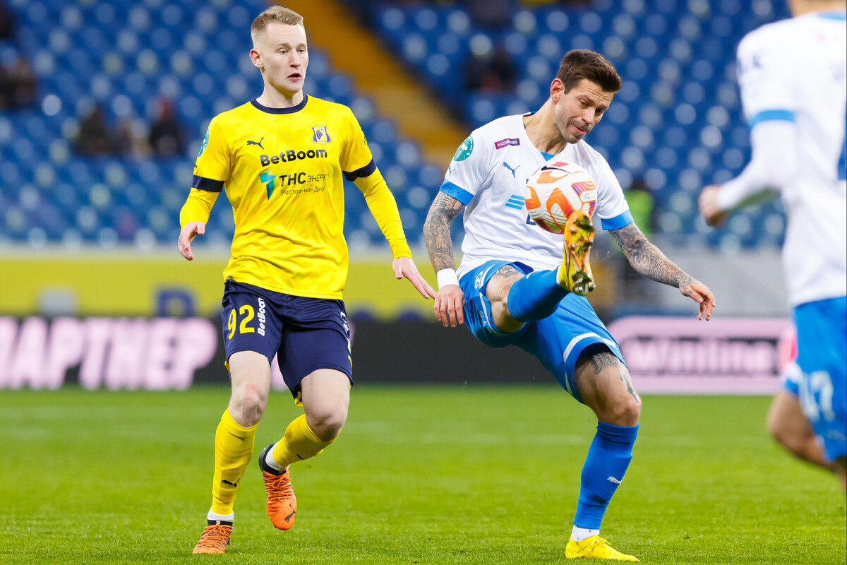 Виктор Мелёхин (в жёлтом)