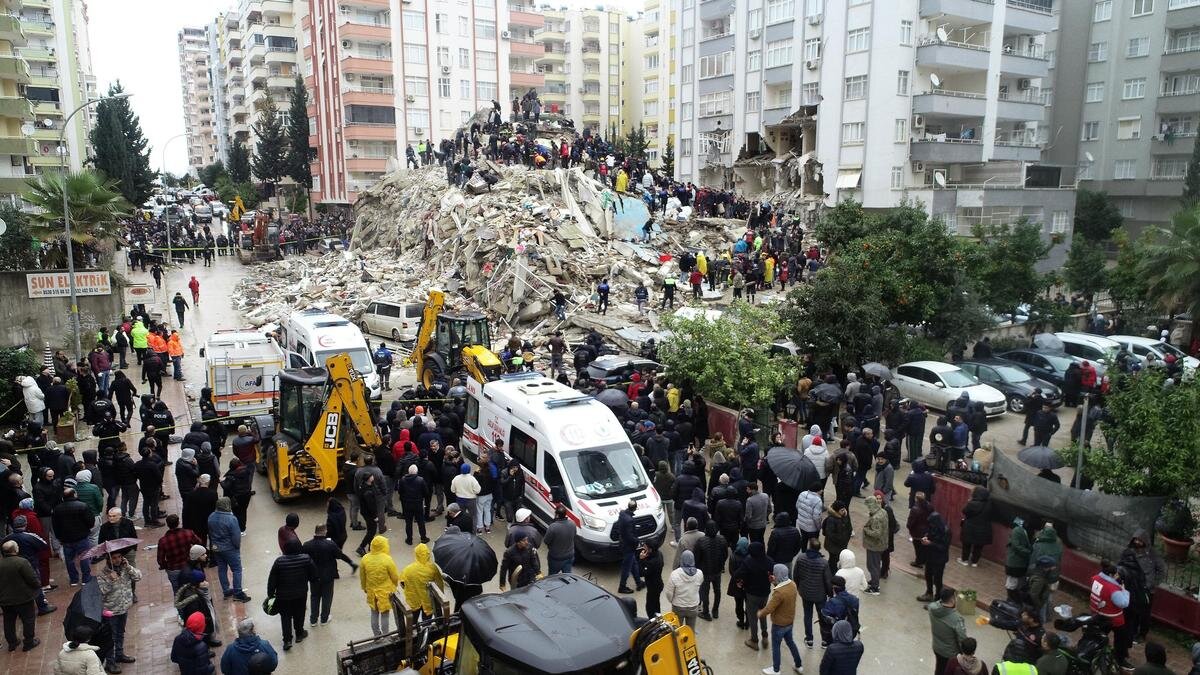    Спасатели на месте обрушения дома в Адане:Eren Bozkurt/Anadolu Agency via Getty Images