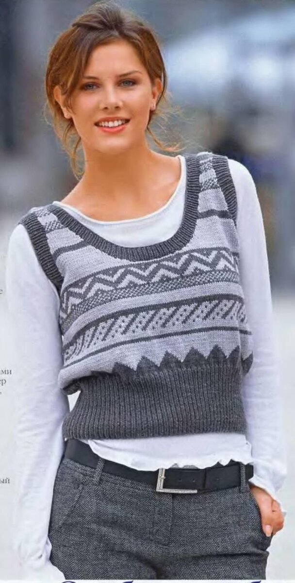 Короткий жилет связан спицами стильными жаккардовыми узорами