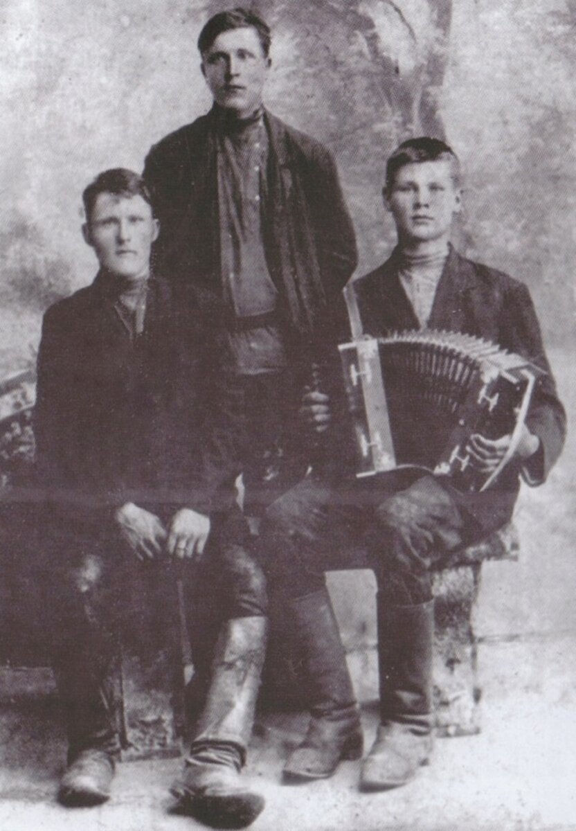 Крайний справа Е.П. Скородумов (Юшко)