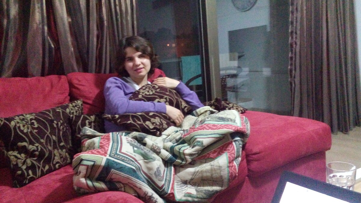 Большую часть времени я проводила вжавшись в диван и закутавшись в плед