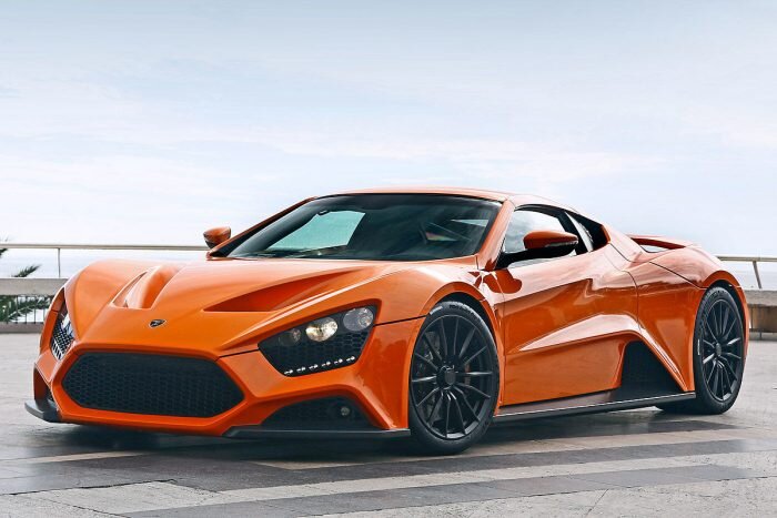 9 МЕСТО ZENVO ST1 375 КМ/Ч 
У Zenvo ST1 появились некоторые изменения в отличие от предыдущих комплектаций. Это переработанный передний бампер и усовершенствованное антикрыло. В салоне установлена красивая панель приборов и улучшенная система мультимедиа. В движение купе приводит 6,8-литровая восьмерка мощностью 1104 лошадиных сил. Скорость переключения передач составляет всего 35 миллисекунд. Это делает коробку самой быстрой трансмиссией с одним сцеплением. Купить этот крутой спорткар можно за 67 миллионов рублей. Максимальная скорость 375 км/час, ограничена электроникой и ускорение до 100 км/час за 2,9 секунды. 
Технические характеристики:

Бензиновый 6.8 2WD 7-ступ. робот/ 1104 л.с. расход топлива 20.2 л/100 км
|___________________________________________________________________________________________________________|

