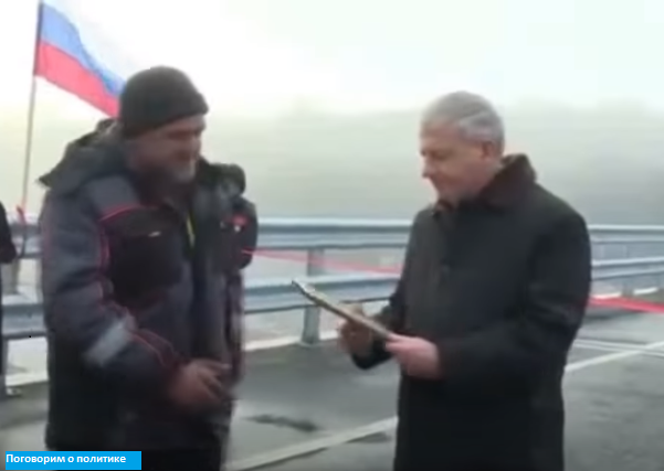  Битаров с рабочими на открытии. Сзади красная ленточка. Качество фото оригинальное.