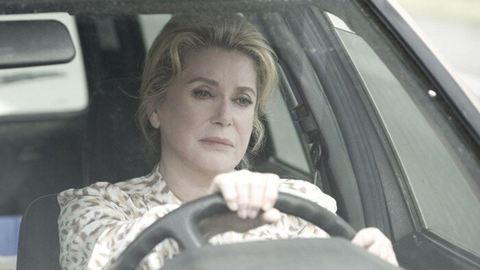 В главной роли — глаза Катрин Денёв.