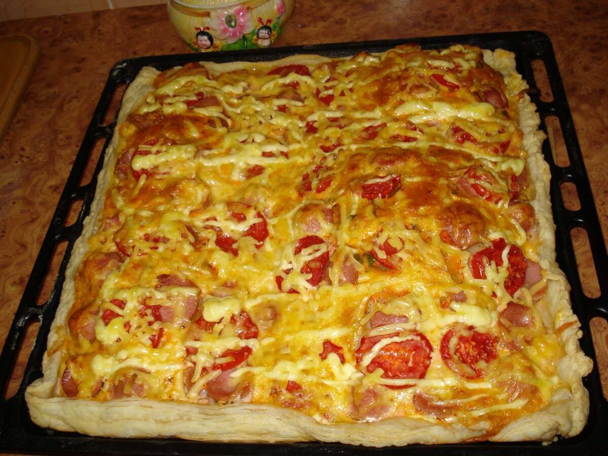 пицца с колбасой и сыром и помидорами рецепт в духовке на слоеном тесте домашняя фото 21