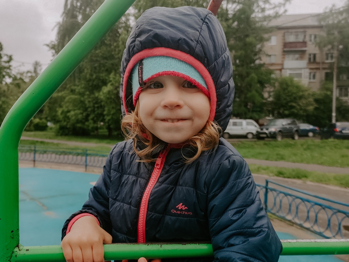 Довольная дочь во дворе