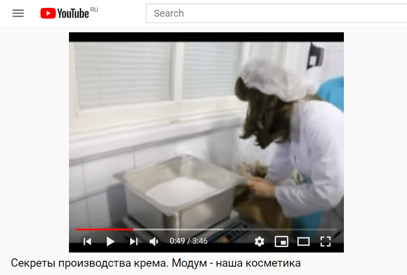 Вроде бы и требования шапочки на голове соблюдены, и сотрудницы выглядят красиво.