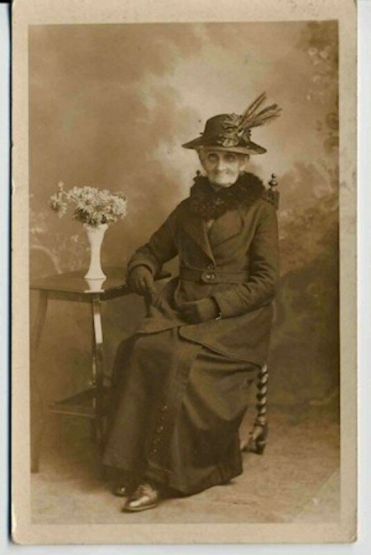 Бабушка прикреплена к стулу