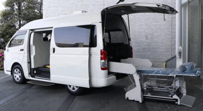 Спецавтомобиль для перевозки больных с COVID-19.