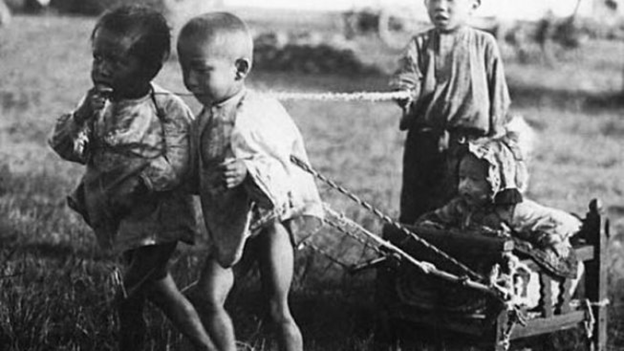 Дети, спасающиеся от голодной смерти