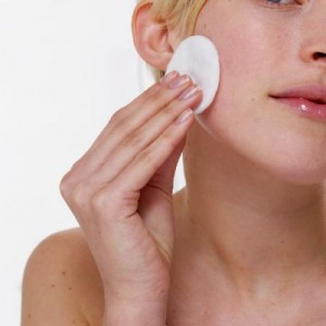 Откуда берутся прыщи? 
Прыщи… Как же я их ненавидел в юности. Они настолько портили моё лицо, что даже не хотелось никуда выходить, чтобы меня никто не видел. По поводу прыщей создавался целый комплекс. Наверняка кто-то из вас тоже сталкивался с этой проблемой. Давайте разберёмся откуда же они появляются? Если сказать в двух словах, то представьте, что наша кожа это кожа обуви. Вы, наверняка, знаете, что если её не чистить, то она высыхает и трескается. Также и кожа человека. Без влаги она сохнет, морщится и трескается, в неё начинает проникать всякая гадость. Чтобы этого не случилось наша кожа вырабатывает защитный крем, кожное сало. Кожное сало выделяют миллионы волосяных сумок, которыми покрыто тело человека. Но это не те волосы, что мы видим. Они практически не различимы и есть даже в тех местах, которые мы считаем голыми. Например, на носу, на лбу. И называются они кожными волосками. А вырабатывают кожное сало сальные железы. Волосяные сумки непрерывно подают кожное сало на поверхность кожи и не дают ей засохнуть. Больше всего кожных волос на лице, шее и спине, вот почему эти участки кожи самые жирные. 
