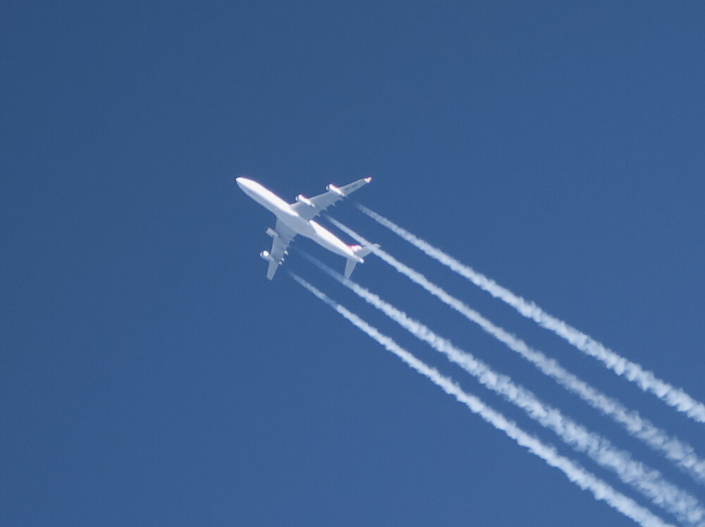 Почему самолет оставляет след в небе. АН 225 инверсионный след. Полоса от самолета. Конденсационный след от самолета. Инверсионный след самолета.