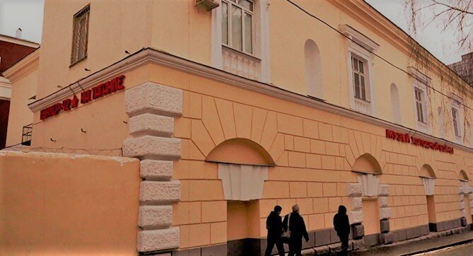 здание над секретным бункером