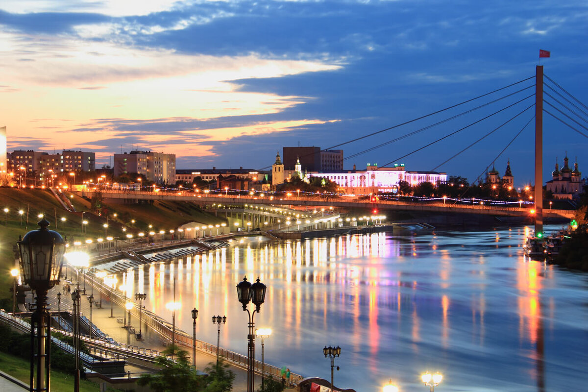 Tyumen. Город Тюмень набережная. Вечерняя набережная Тюмень. Достопримечательности Тюмени набережная Тюмени. Тюмень центр набережная.