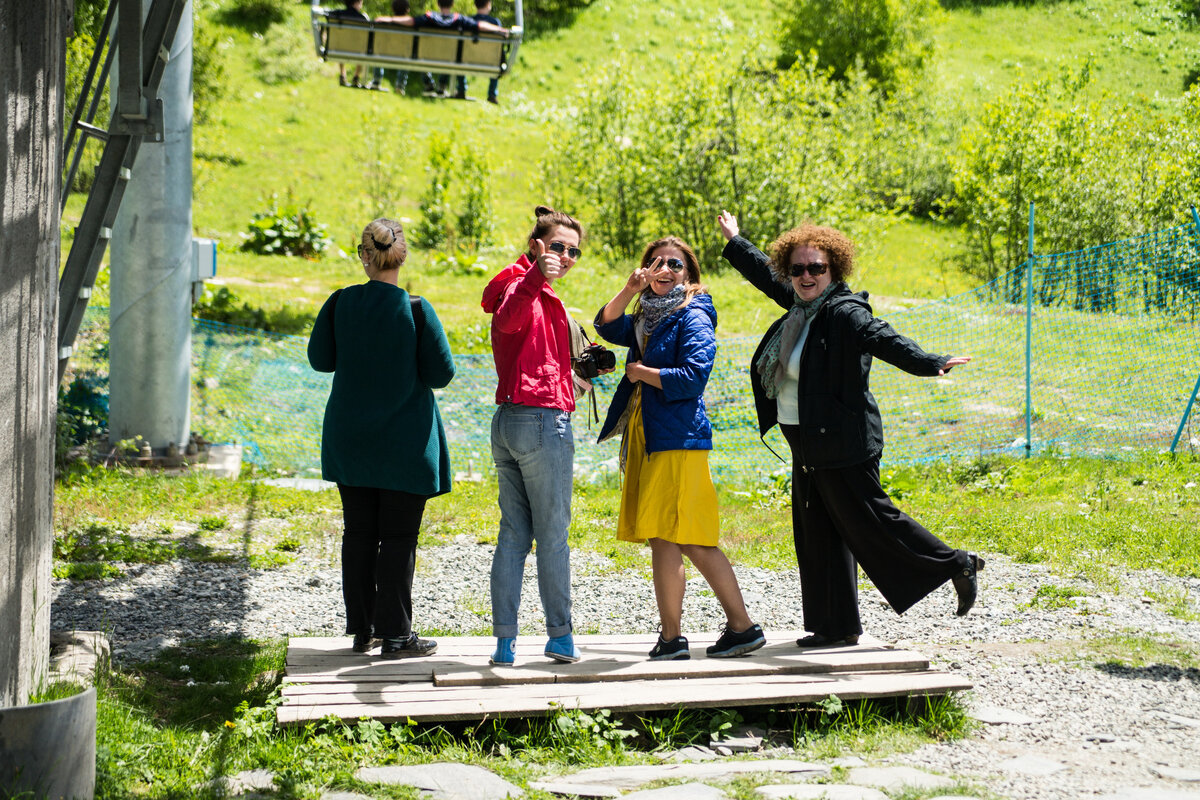 Москвички Лена, Вика, Юля и грузинка Нана на подъемнике в Местии (Сванетия). Фото из личного архива