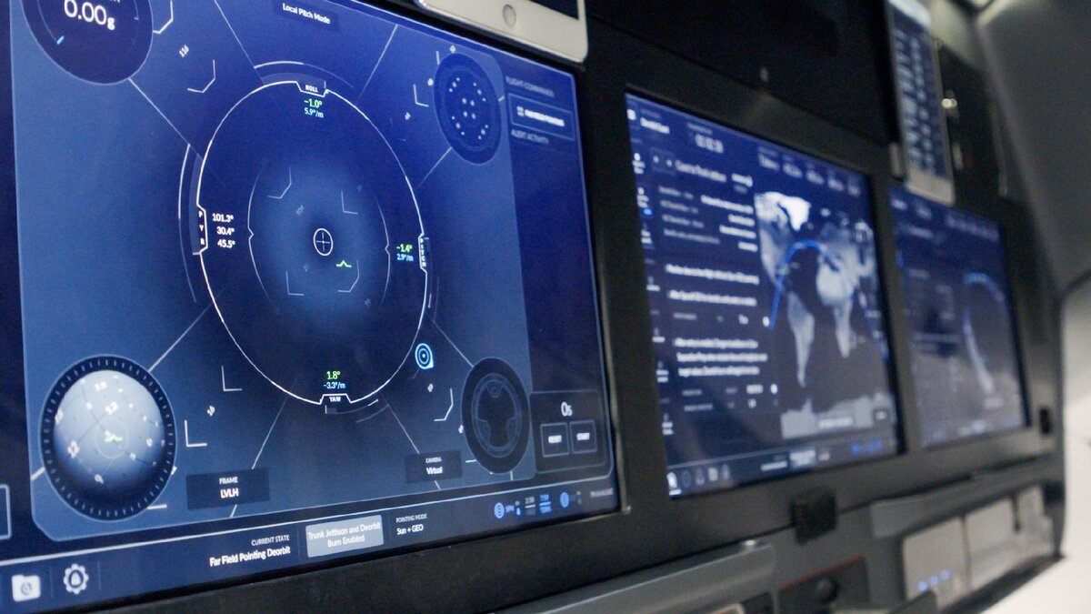 Дисплей бортового компьютера Crew Dragon Demo-2