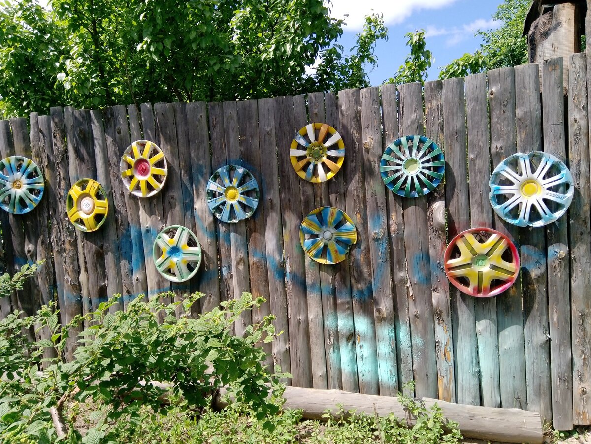 Весёленький забор с автомобильными дисками