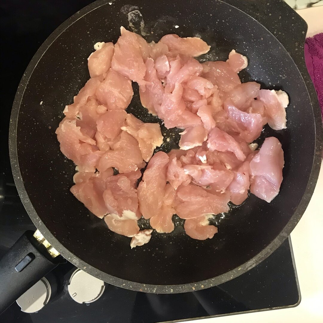 Кладем на сковородку мясо индейки , важно чтоб сковородка с маслом была уже нагрета! Обжариваем 4-5 минут при среднем огне.