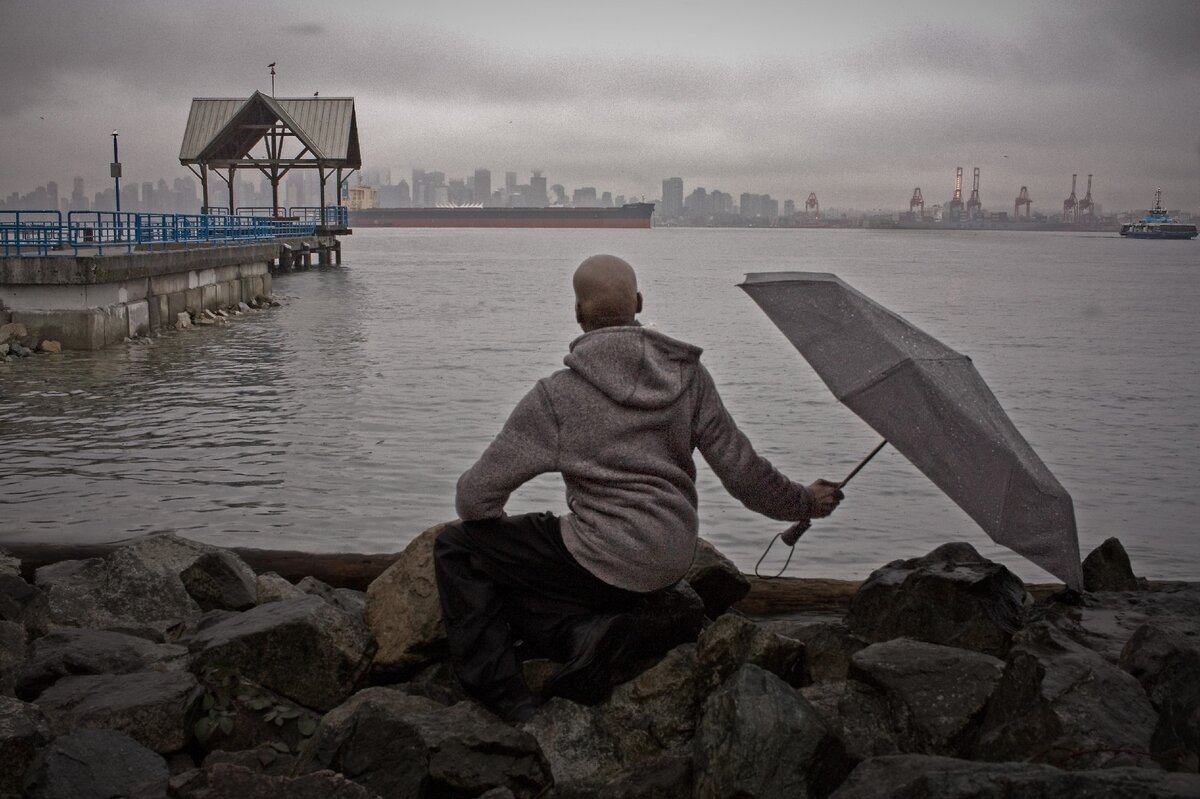 Одинокий человек, смотрящий куда-то вдаль