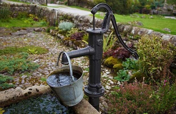 Как сделать простой ручной насос для перекачки воды