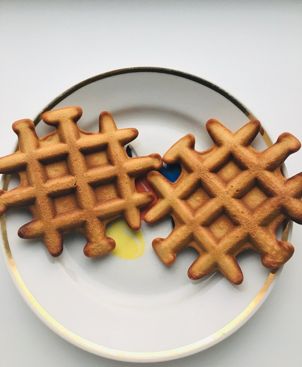 Вот таких 2 штук бисквитных вафель достаточно на порцию для взрослого, а для ребенка будет достаточно и 1 штуки