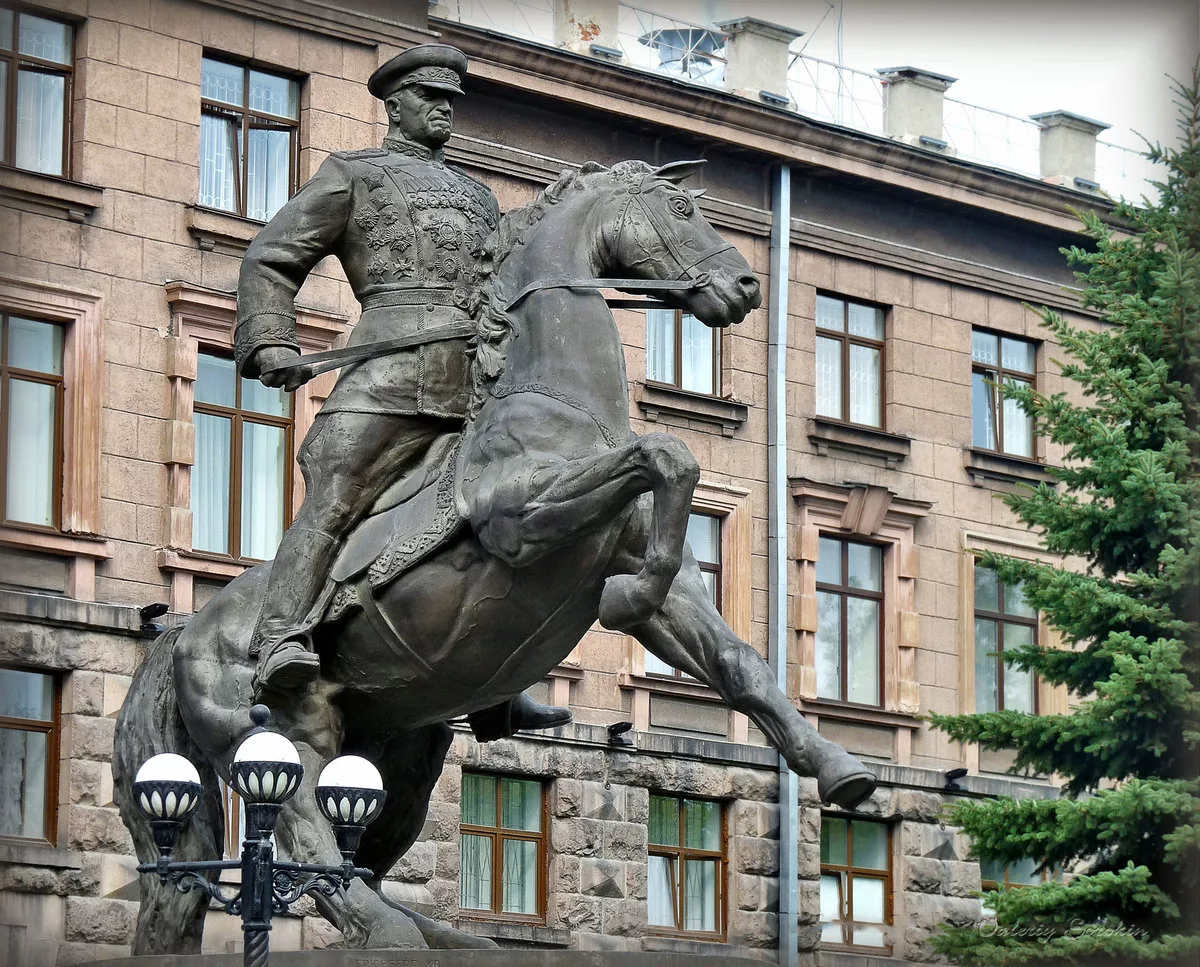 Что означает гур написанный на памятнике жукову. Памятник маршалу Жукову в Екатеринбурге. Памятник Георгию Константиновичу Жукову. Памятник г. к. Жукову (Екатеринбург). Памятник Георгию Жукову в Екатеринбурге.