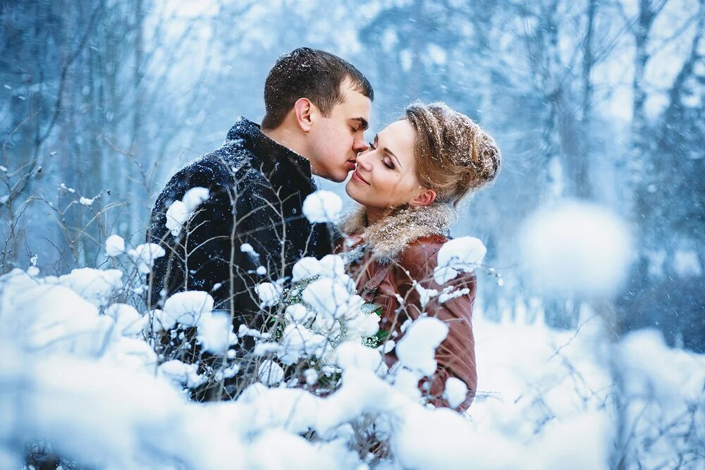 Пара зимой. Зимняя романтика. Влюбленные зима. Влюбленные в снегу. Падает снег любовь