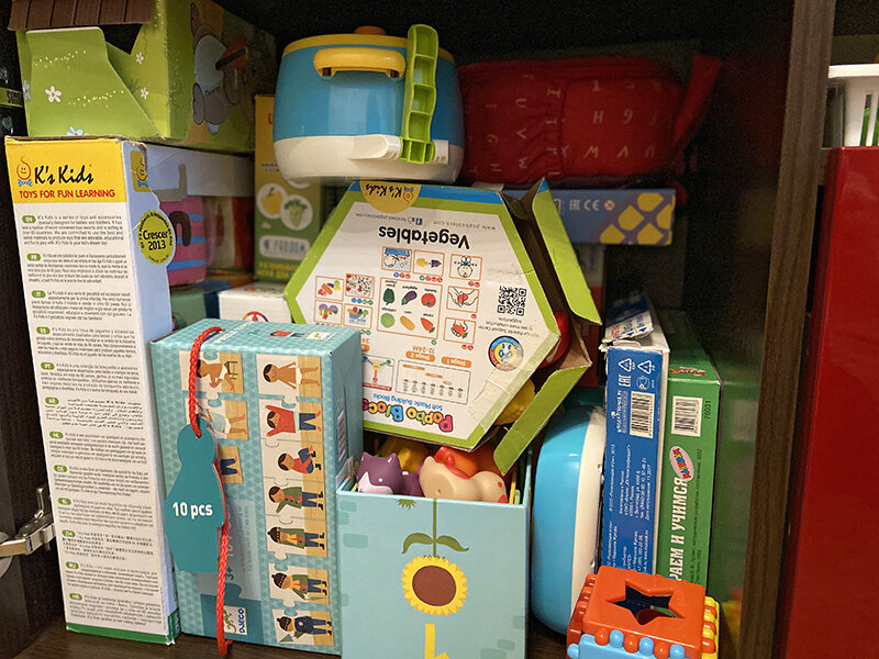 один из ящиков с игрушками