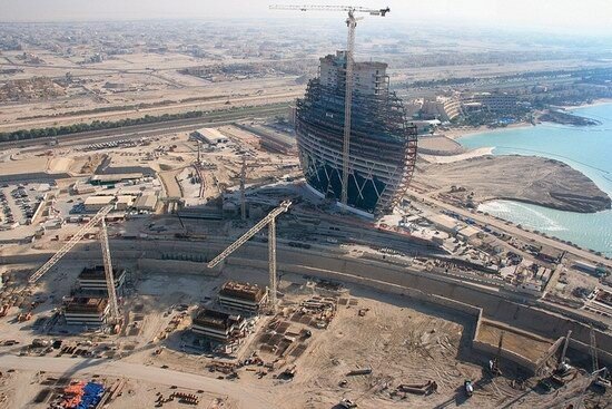 Альдар - 23-этажный небоскреб в виде лупы. Источник фото taudok.mirtesen.ru 