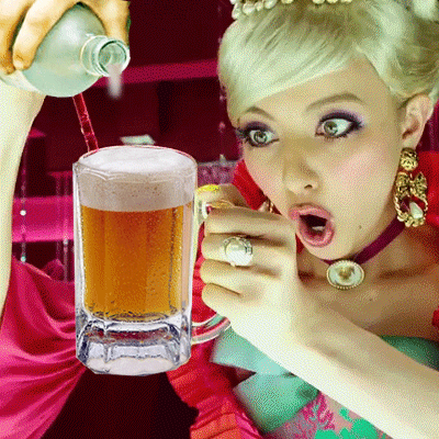Юмор 18 года. Пятничные девушки. Девушка с пивом. Девушка пьет пиво. Девушка с пивом гифка.