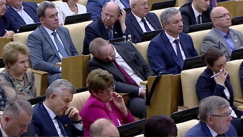 Депутат Государственной думы пожаловался на тяжёлые условия труда и недостойные служебные квартиры
