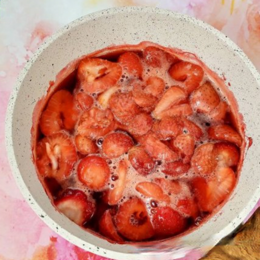 В кастрюле около 10 минут варим клубнику