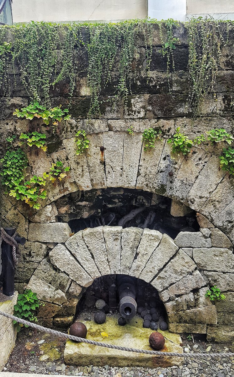 Сохранившийся фрагмент крепостной стены форта "Александрия"