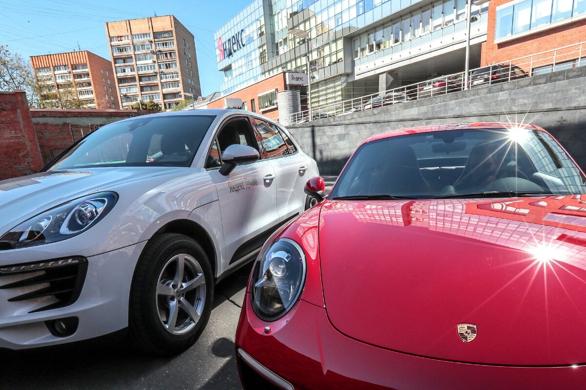Автомобили Porsche Carrera 4s и Porsche Macan московского сервиса каршеринга "Яндекс.Драйв" / © РИА Новости / Антон Денисов