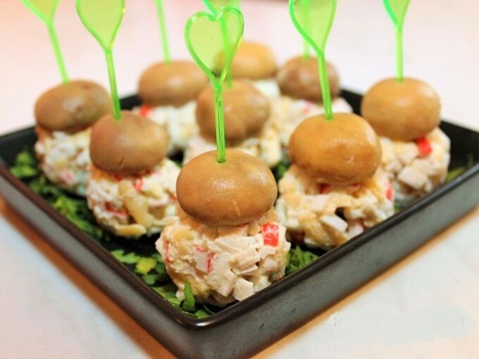 Каждому из нас  хочется удивить своих гостей и сделать не просто салат, а еще и с красивой подачей. Закусочные грибочки именно тот случай, когда все будут удивлены подачей и останутся в восторге от вкуса.