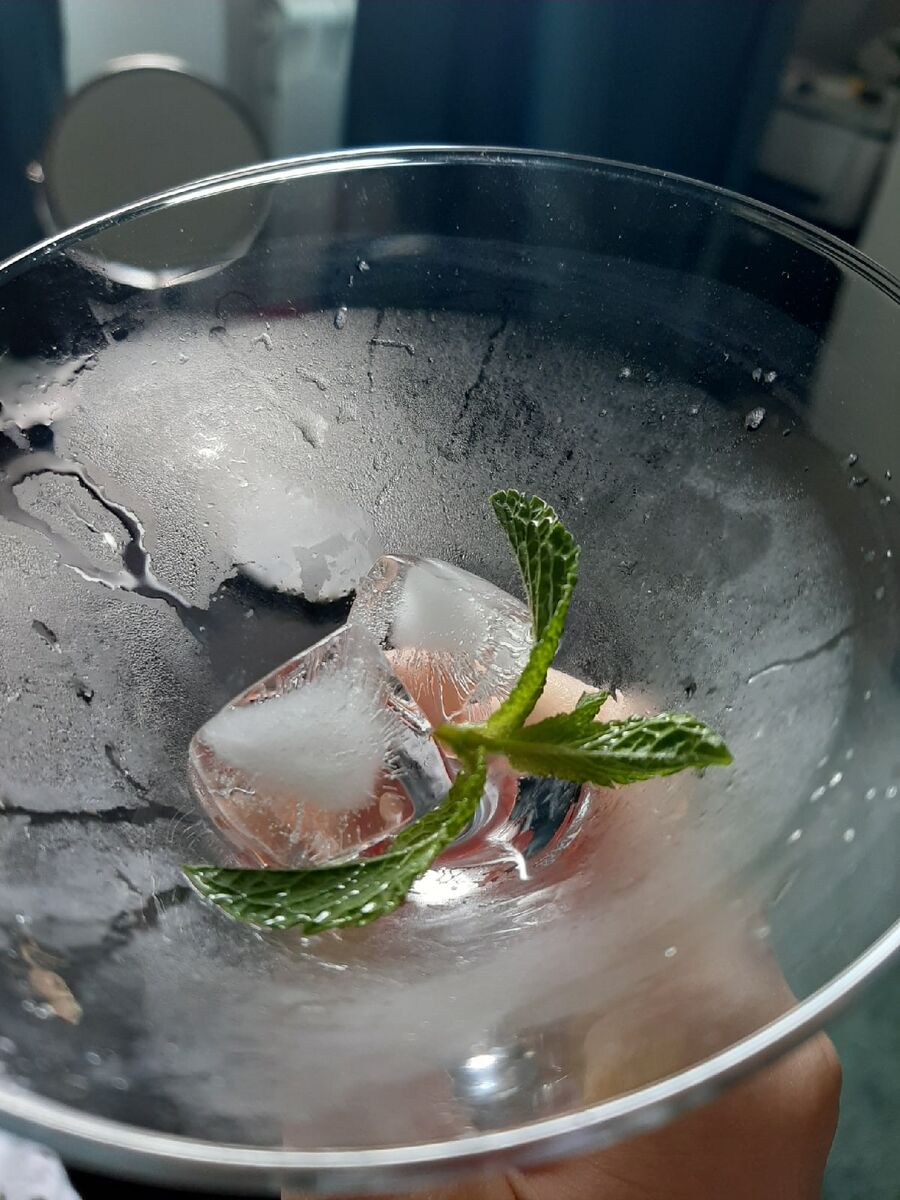 Безалкогольное мохито(спрайт, лайм(лимон), мята, клубника, если нравится)