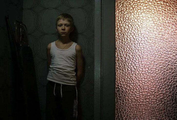 Алёша (Матвей Новиков) понимает, что в этой семье он лишний... Фото с сайта https://avatars.mds.yandex.net/get-zen_doc/1900266/pub_5d33fc409ca21400ad22dfe0_5d33fdc8c31e4900ad7fde7f/scale_1200