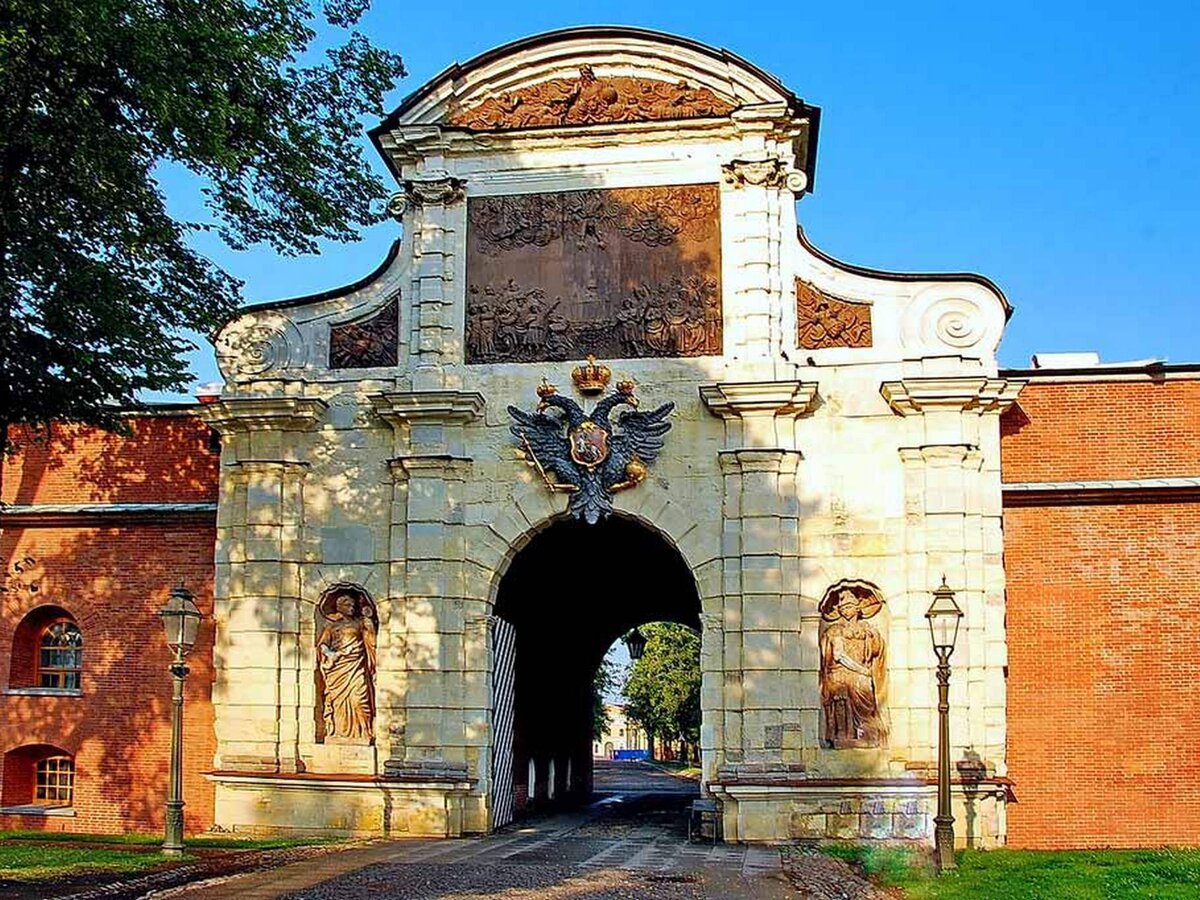 Петровские ворота Петропавловской крепости в Санкт-Петербурге