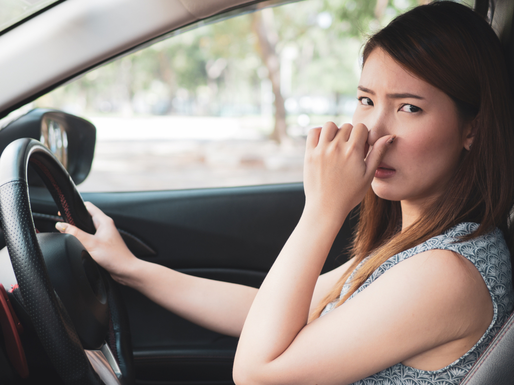 Как избавиться от неприятного запаха в машине