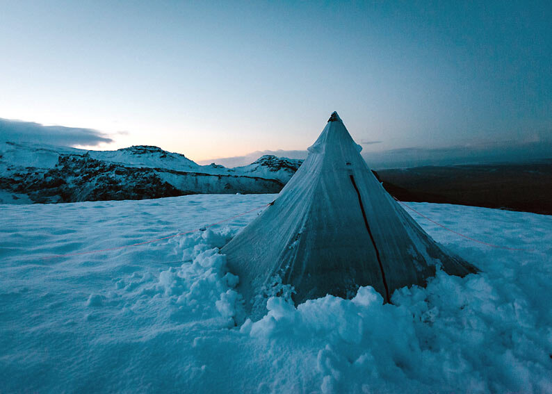 Съёмное водонепроницаемое напольное покрытие Cuben Fiber обеспечивает защиту обитателей палатки UltaMid 2 от воздействия влаги со стороны земли.