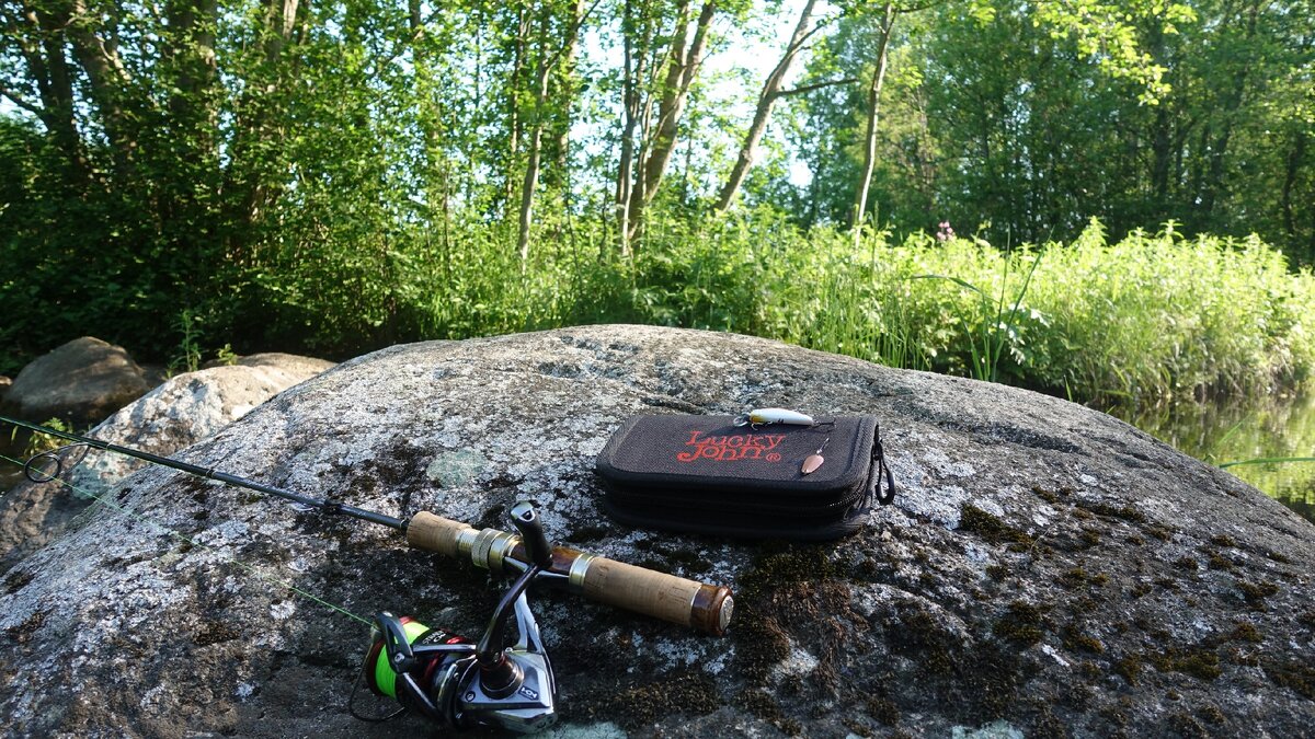 

 Наступила летняя жара, и вот Я снова на рыбалке на малой реке. Вечером предыдущего дня был пойман окунь, ну какая невидаль, а на самом деле это говорит, что речка прогрелась и окунь начал подниматься до моих мест. В этой речке окунь есть только ниже по течению, а сюда из за холодной температуры воды он не поднимается, много тут ключей по берегам. 