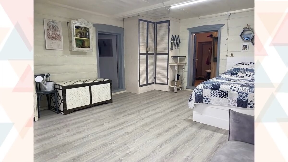 Комната проходная. Слева дверь в мастерскую Насти, справа - на кухню